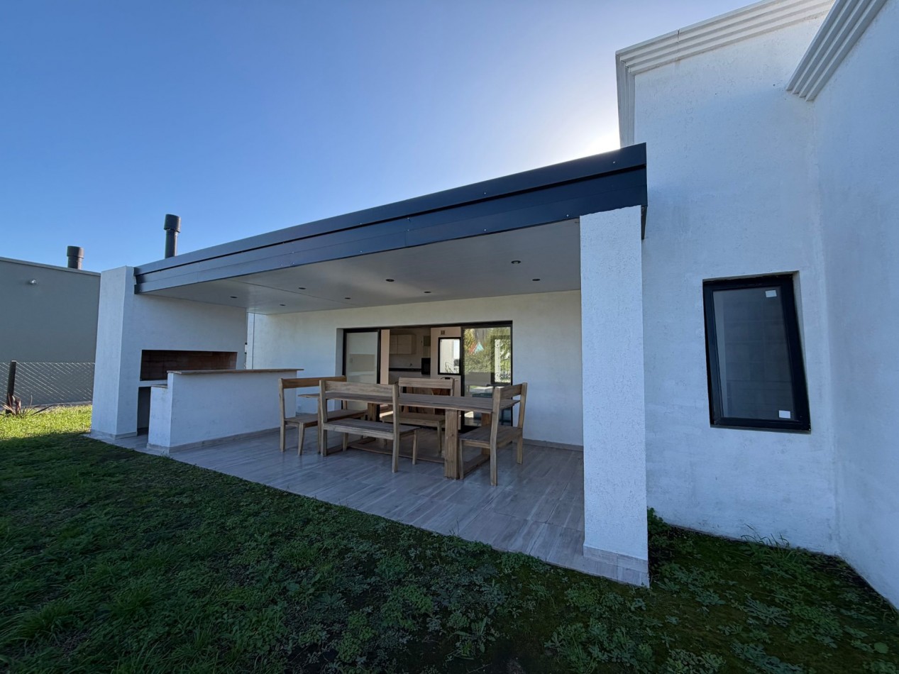Venta casa 3 ambientes con pileta Horizontes Al Sur