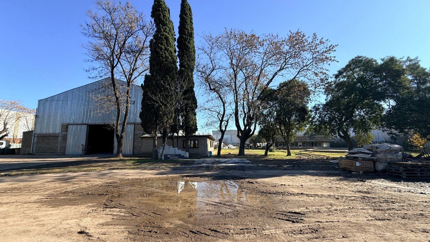 Galpon/Deposito mas playon en alquiler Parque Industrial Quilmes